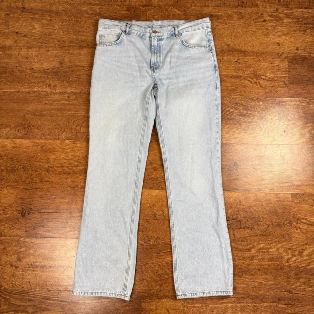 Zara light wash straight leg jeans,‎ with slight distress near leg openings